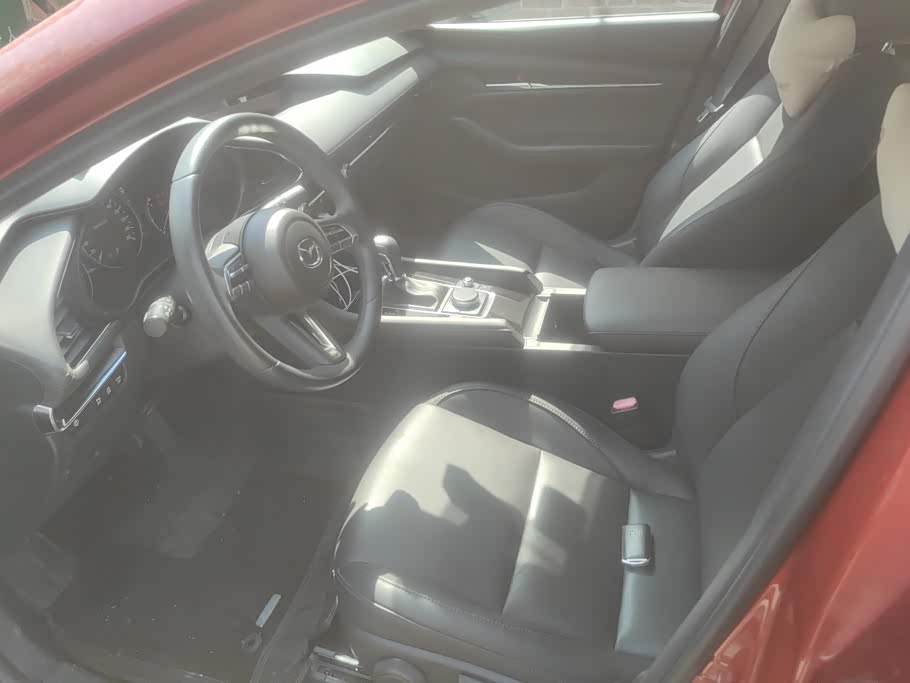 Mazda Mazda3 Axela 2.0 л 2022 г. красный/фиолетовый, пробег 29200 км