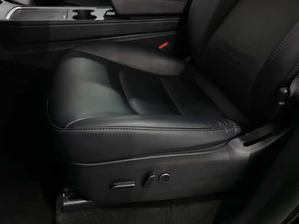 Tesla Model Y — миниатюра 20