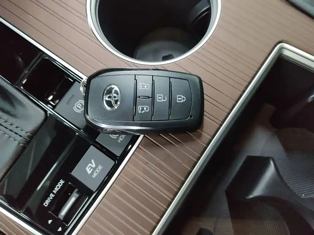 Toyota Granvia — миниатюра 9