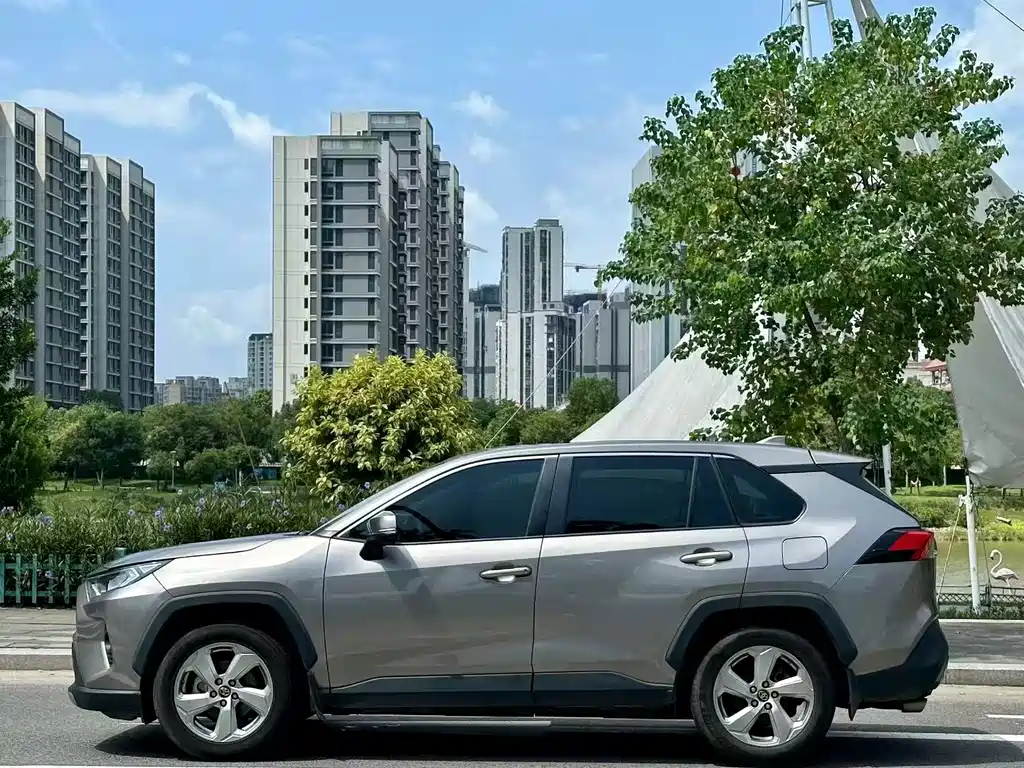 Toyota RAV4 — миниатюра 3