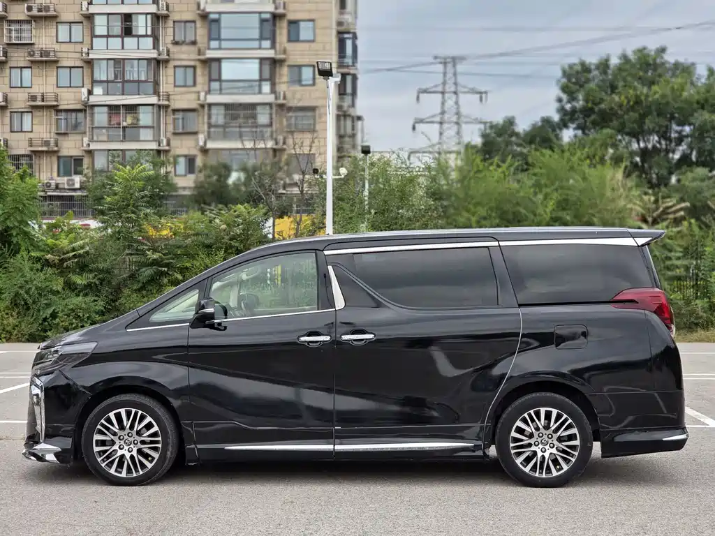 Toyota Alphard — миниатюра 8