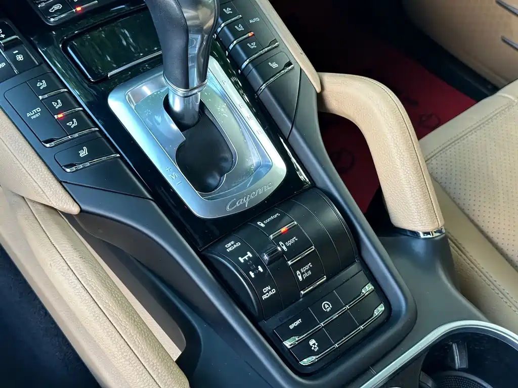 Porsche Cayenne — миниатюра 12