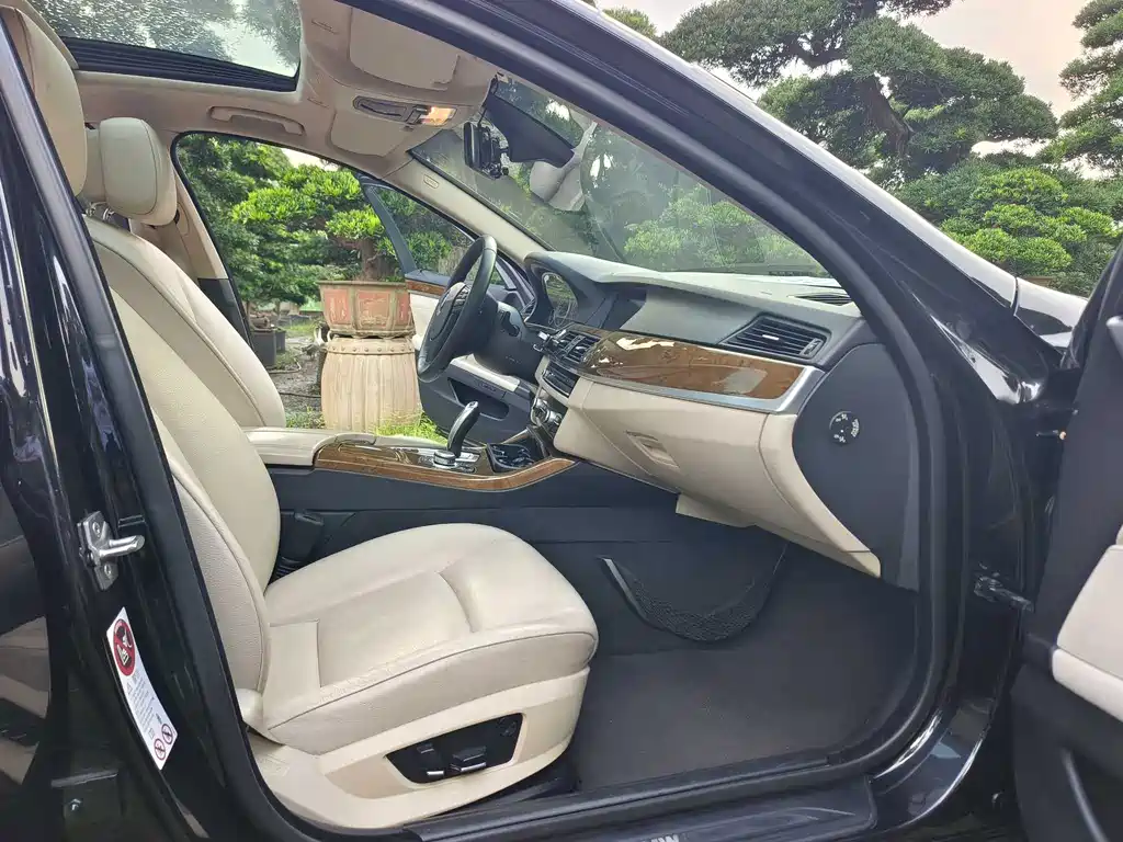 BMW 5 Series — миниатюра 10
