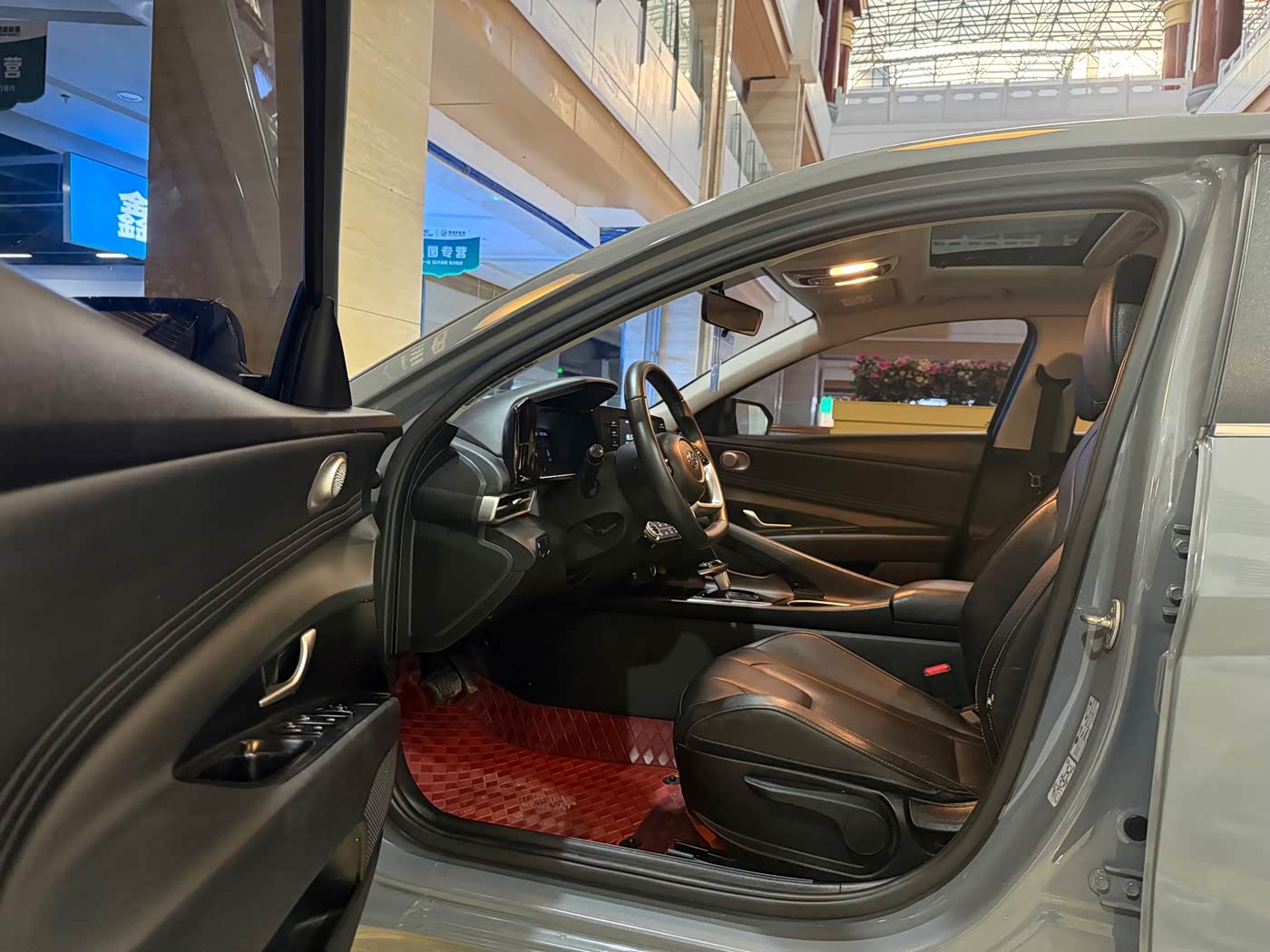 Hyundai Elantra 1.5 л 2023 г. Серебристо-серый, пробег 42000 км