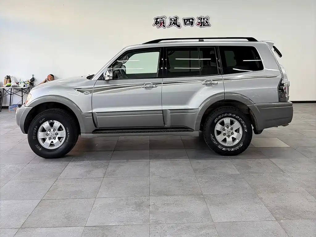 Mitsubishi Pajero — миниатюра 3