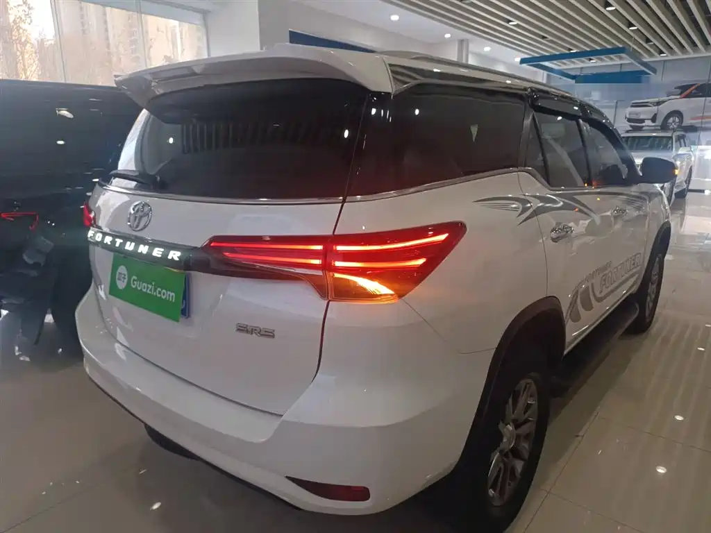 Toyota Fortuner — миниатюра 7