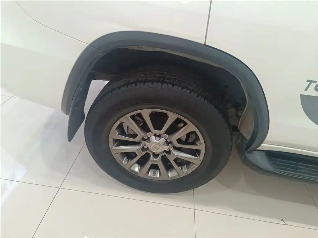 Toyota Fortuner — миниатюра 26