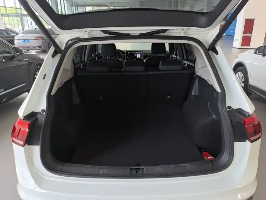 Volkswagen Tiguan L — миниатюра 19