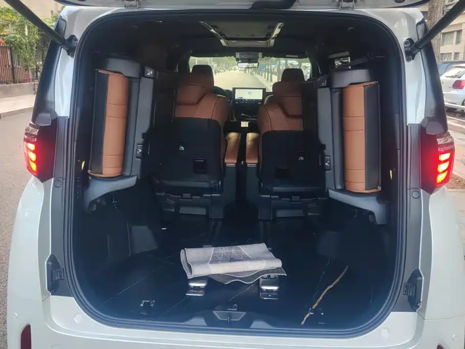 Toyota Alphard — миниатюра 4