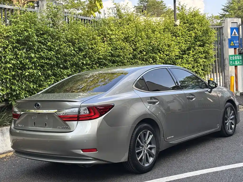 Lexus ES — миниатюра 6