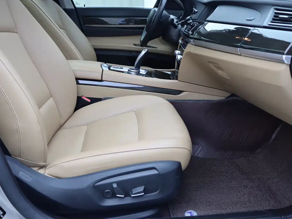 BMW 7 Series — миниатюра 8