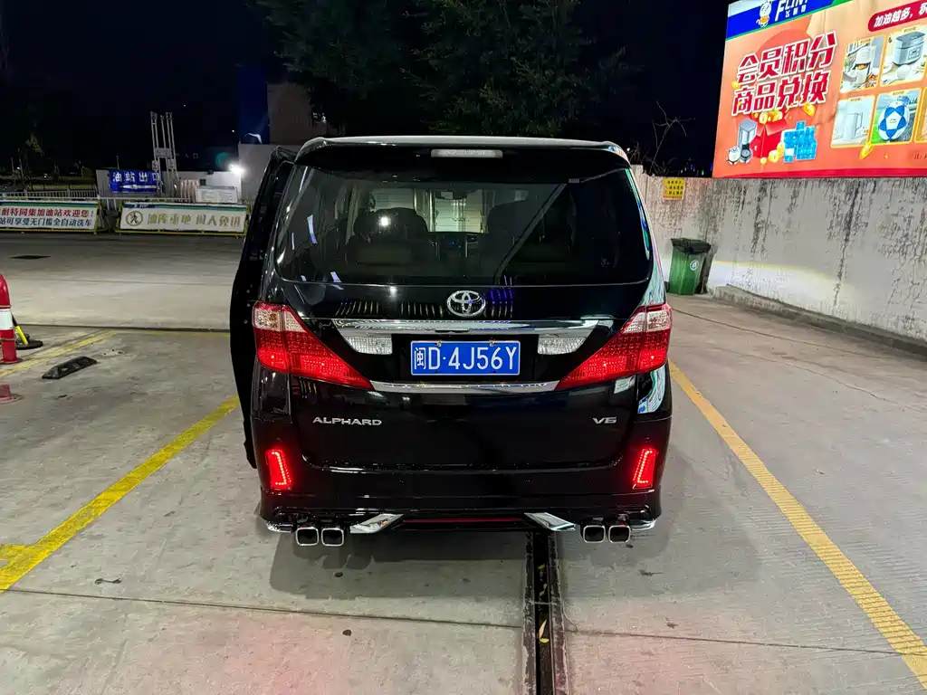 Toyota Alphard — миниатюра 7