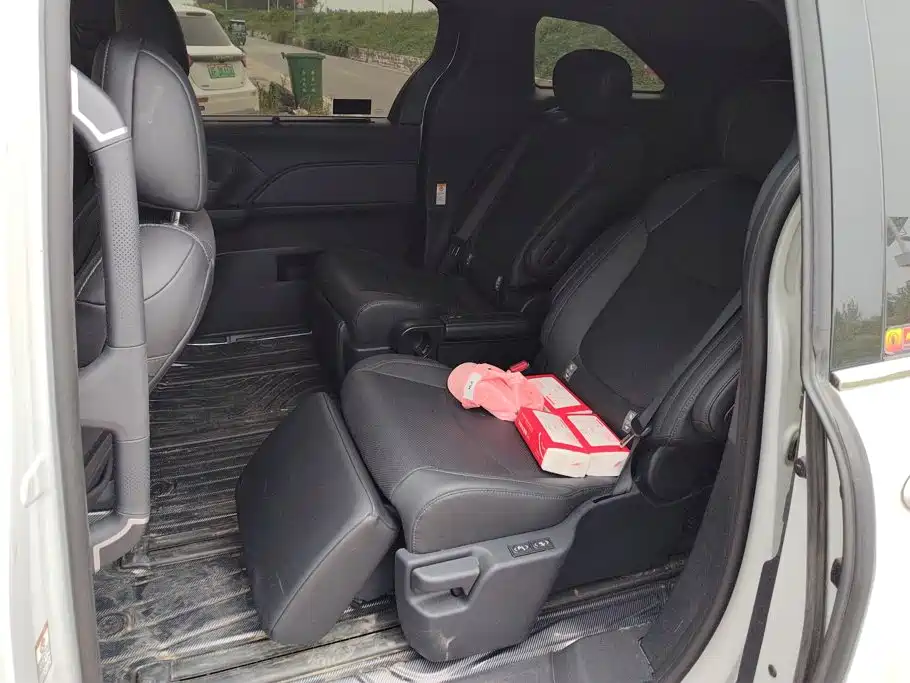 Toyota Sienna — миниатюра 11
