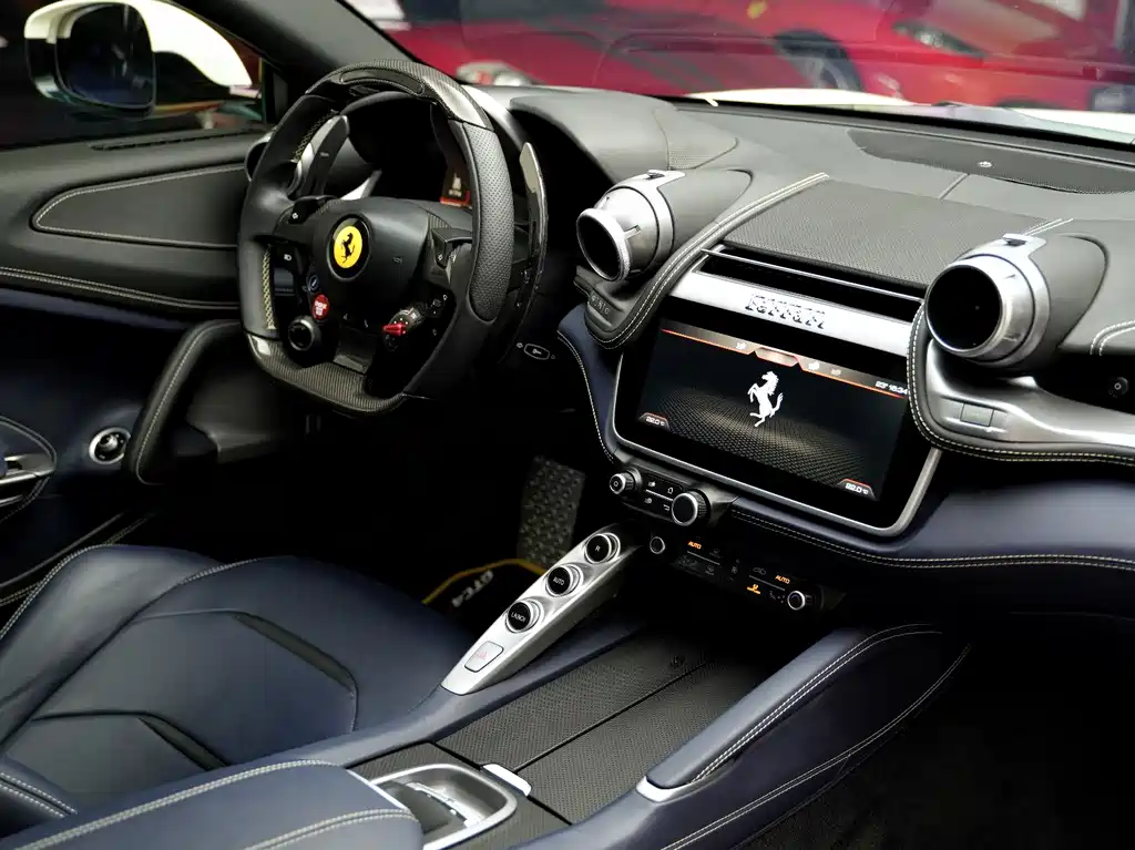FERRARI GTC4LUSSO