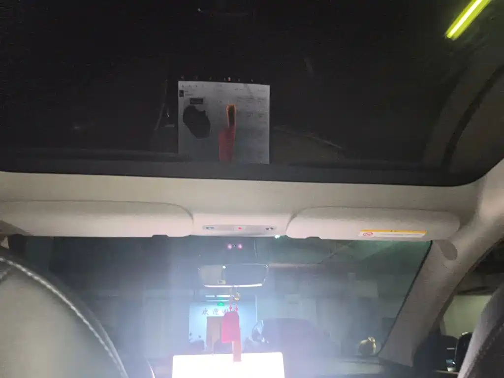 Tesla Model Y — миниатюра 9