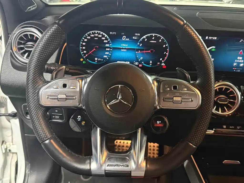 Mercedes-Benz GLB AMG — миниатюра 9