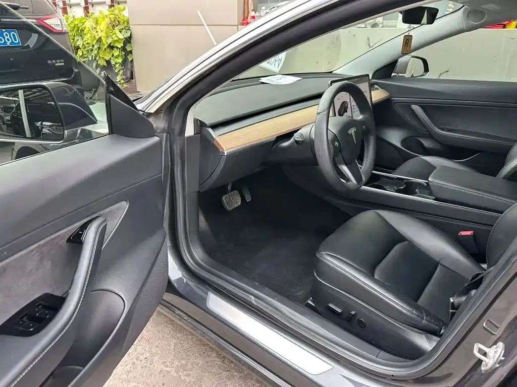 Tesla Model 3 — миниатюра 7