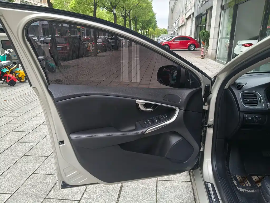 Volvo V40 — миниатюра 13