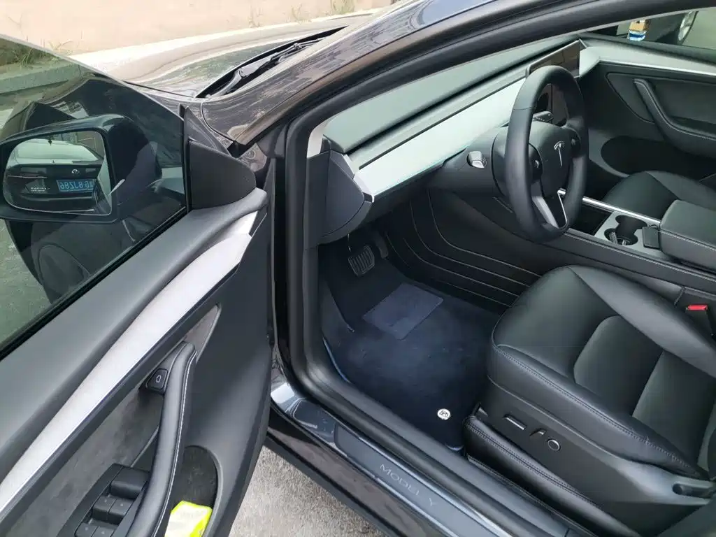 Tesla Model Y — миниатюра 17