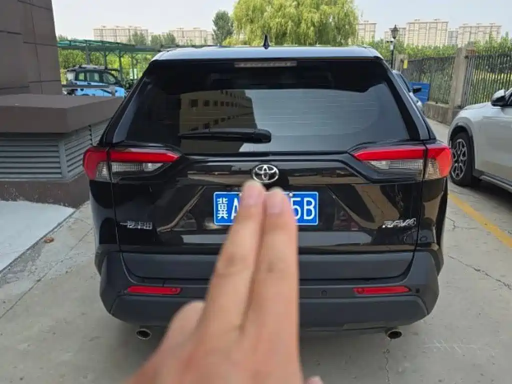 Toyota RAV4 — миниатюра 7