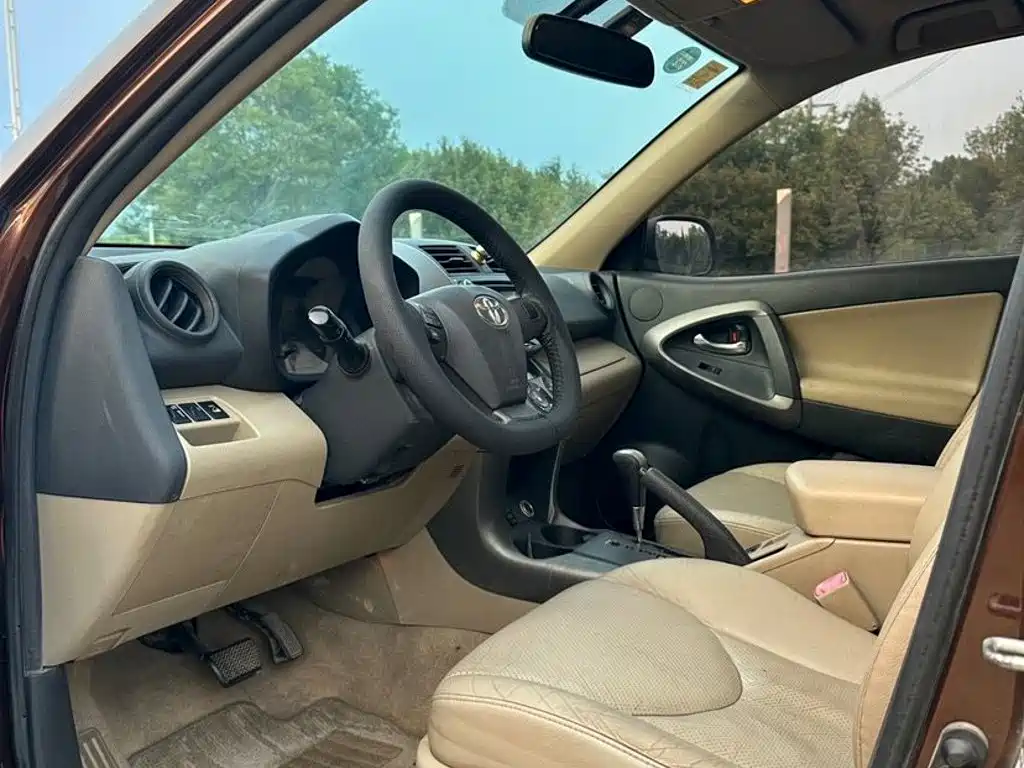 Toyota RAV4 — миниатюра 8