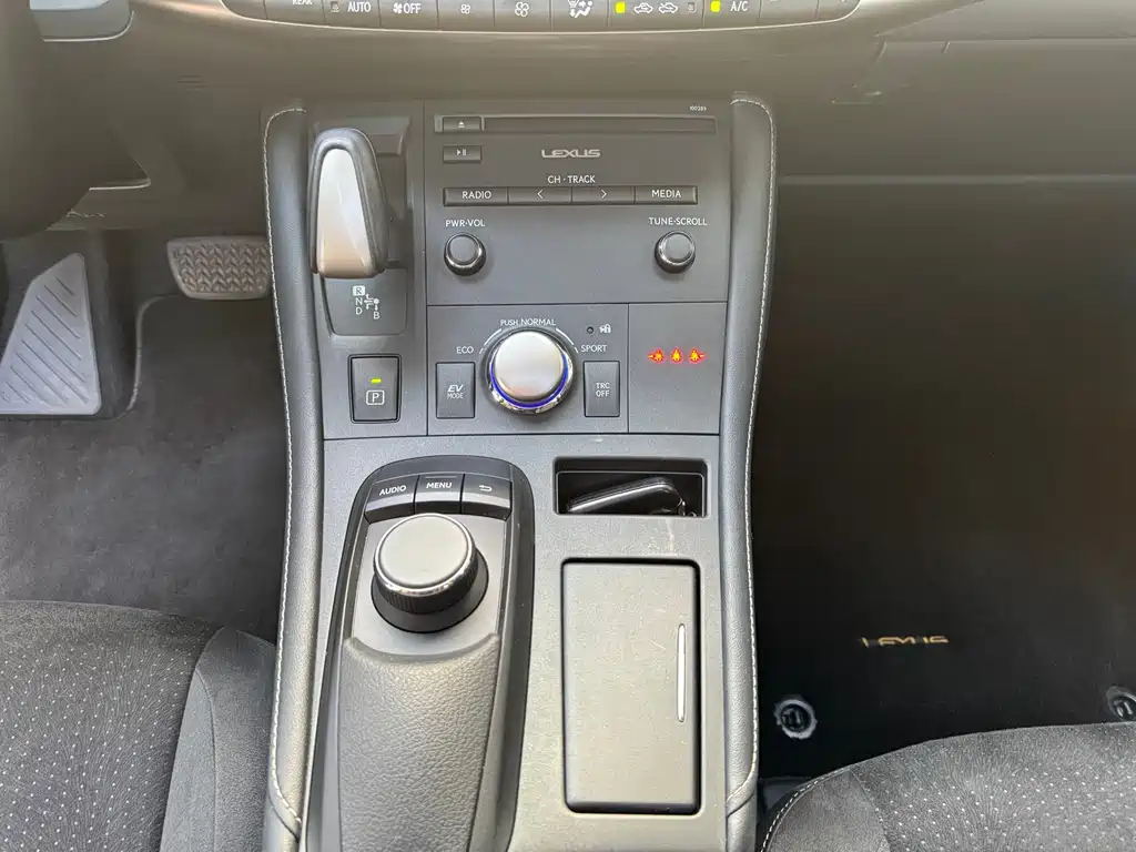 Lexus CT — миниатюра 8