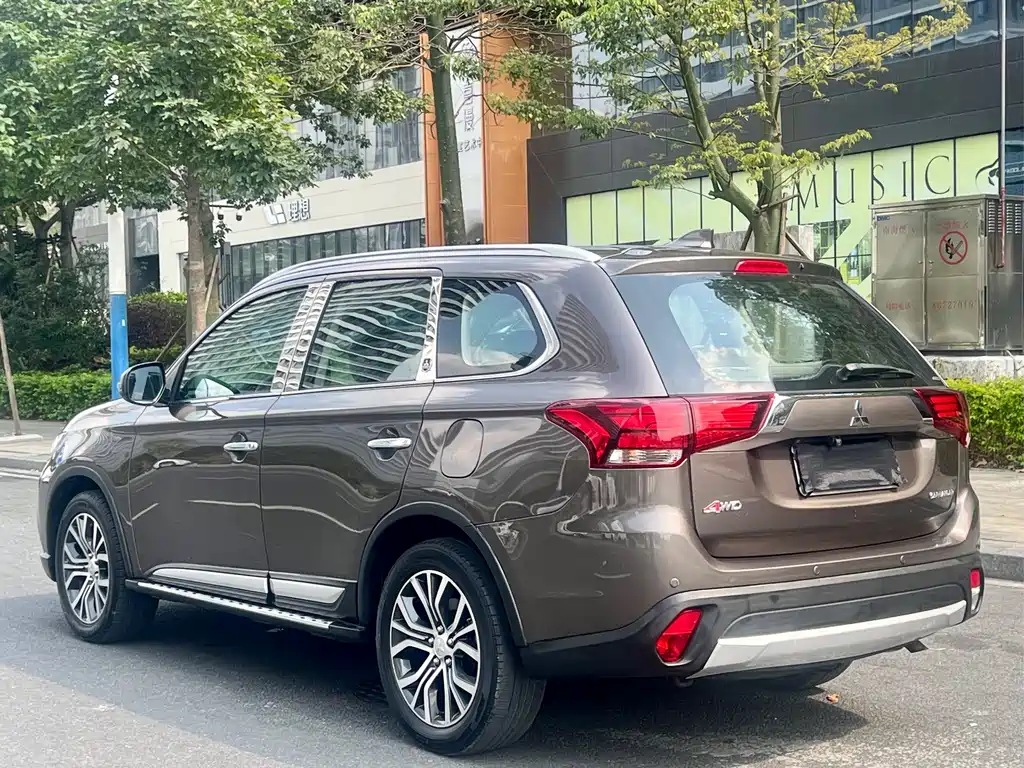 MITSUBISHI OUTLANDER