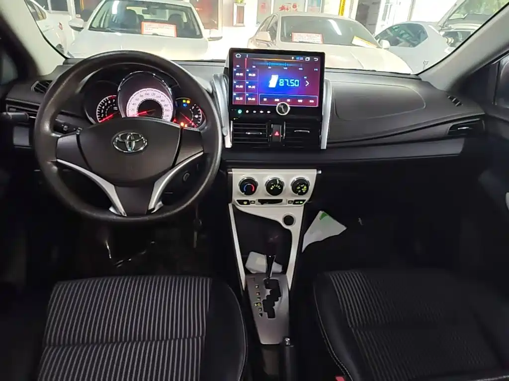 Toyota Yaris L — миниатюра 10