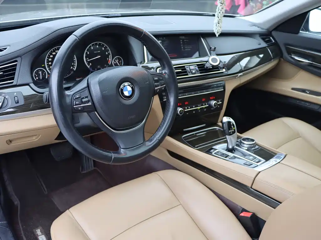 BMW 7 Series — миниатюра 6
