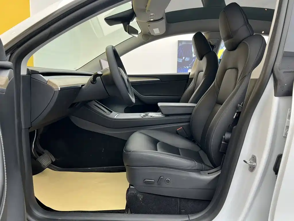 Tesla Model Y — миниатюра 18