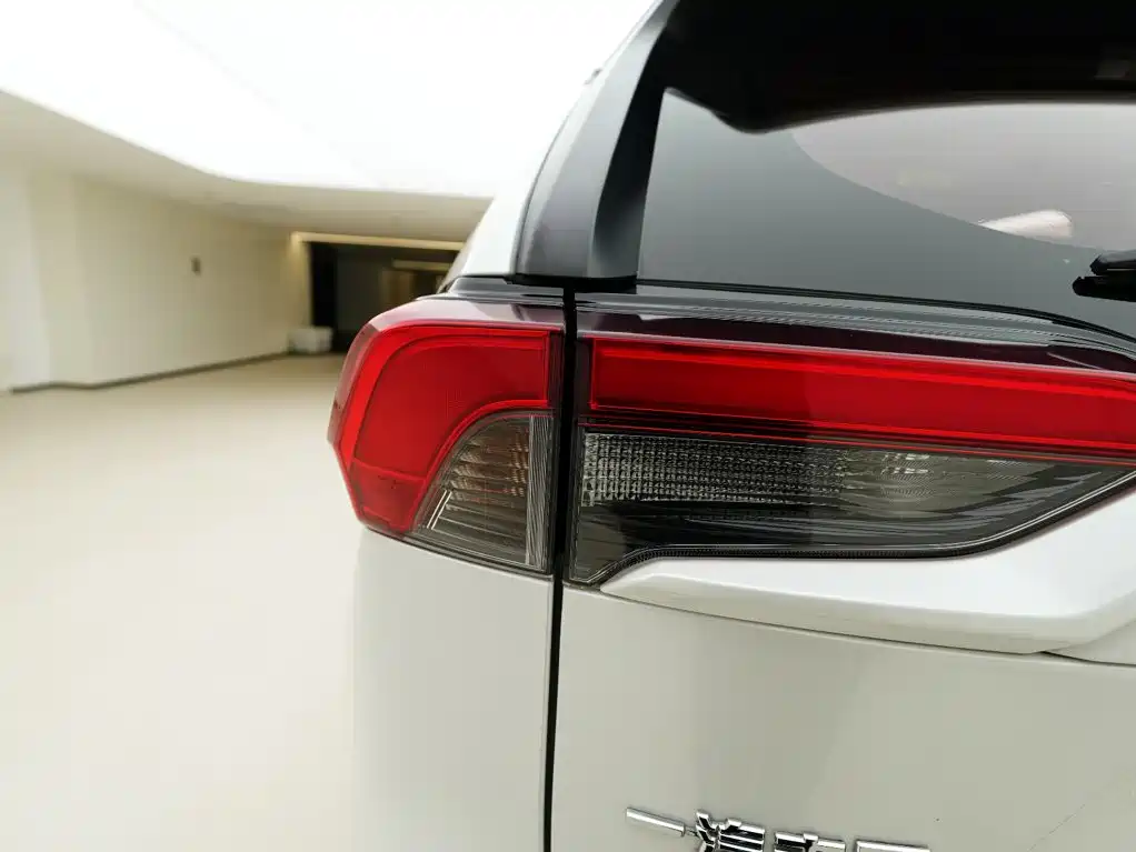Toyota RAV4 — миниатюра 9