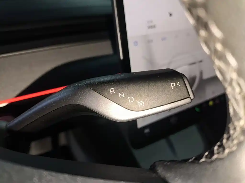 Tesla Model Y — миниатюра 14
