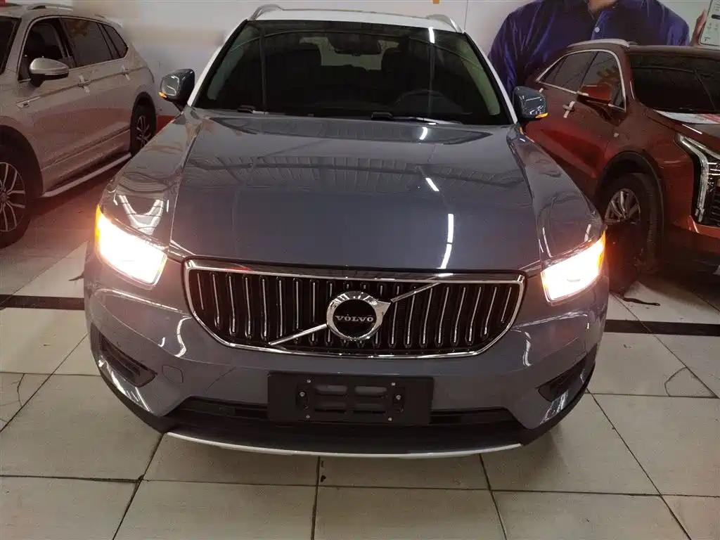 VOLVO XC40