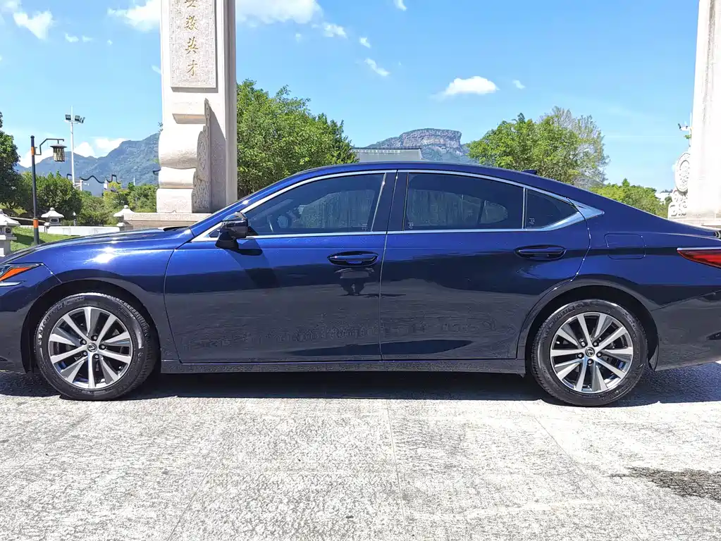 LEXUS  ES
