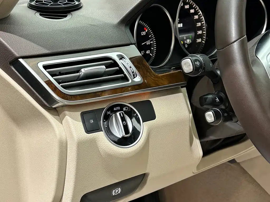 Mercedes-Benz E-Class — миниатюра 12