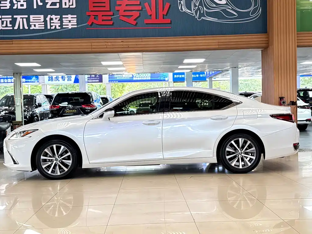 Lexus ES — миниатюра 7