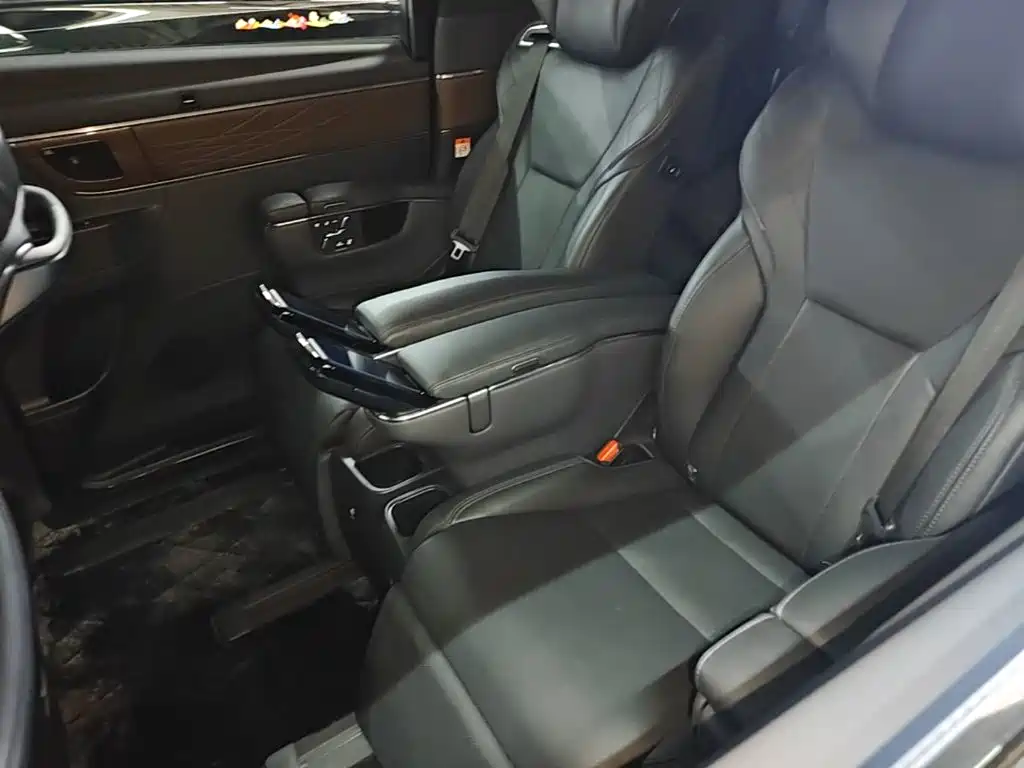 Toyota Alphard — миниатюра 17