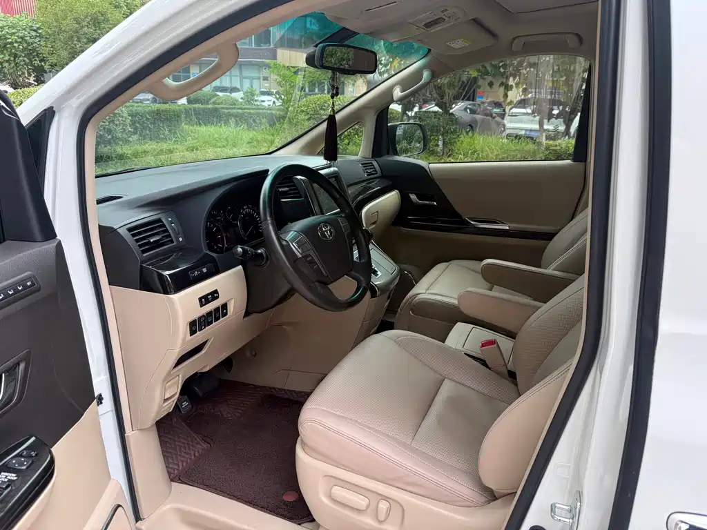Toyota Alphard — миниатюра 11