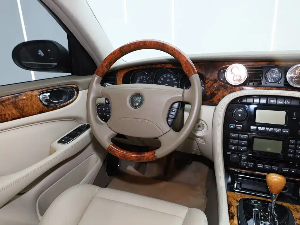 Jaguar XJ — миниатюра 21