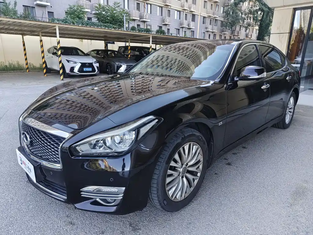 Infiniti Q70