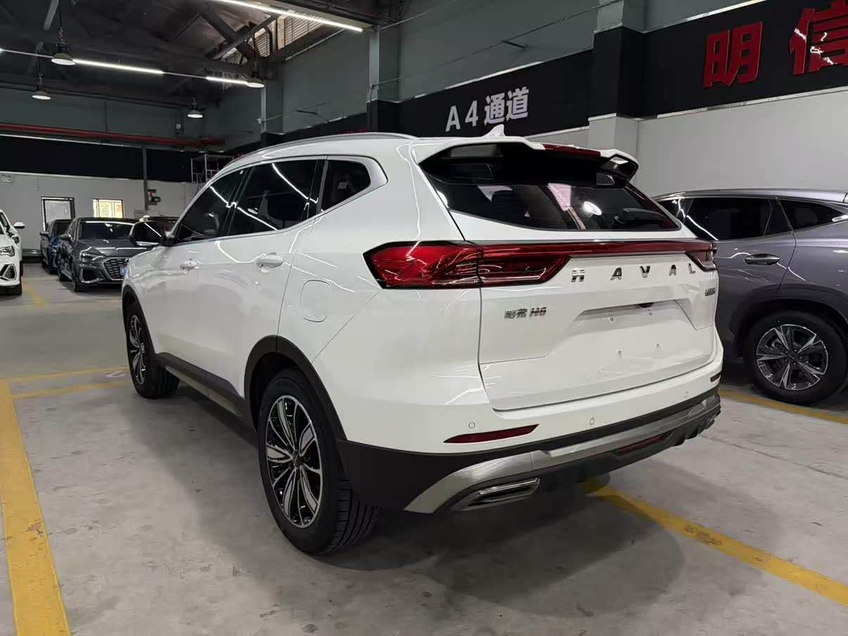 Volkswagen Tiguan L 1.5 л 2023 г. Белый, пробег 18000 км