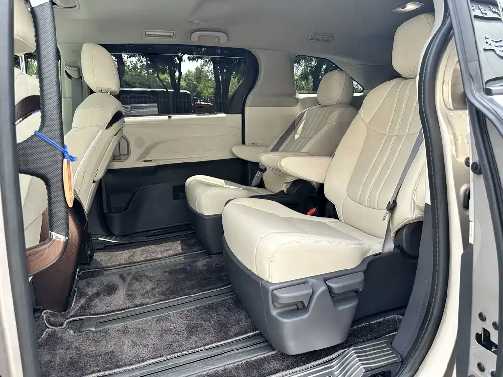 Toyota Sienna — миниатюра 15