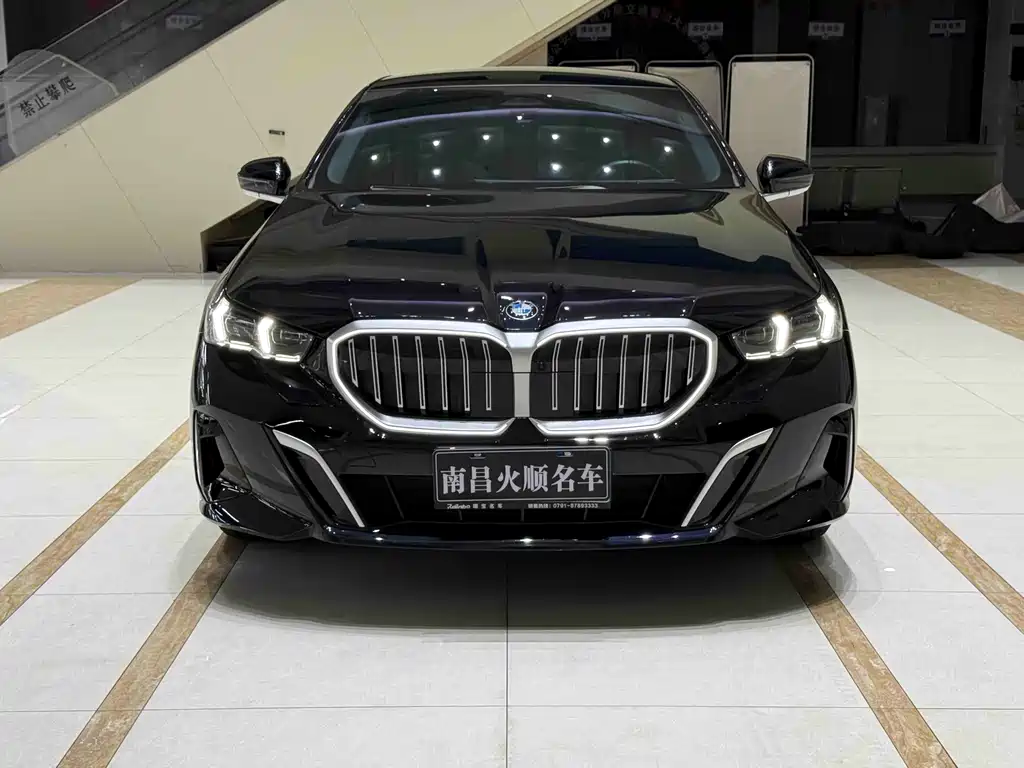BMW 5 Series — миниатюра 3