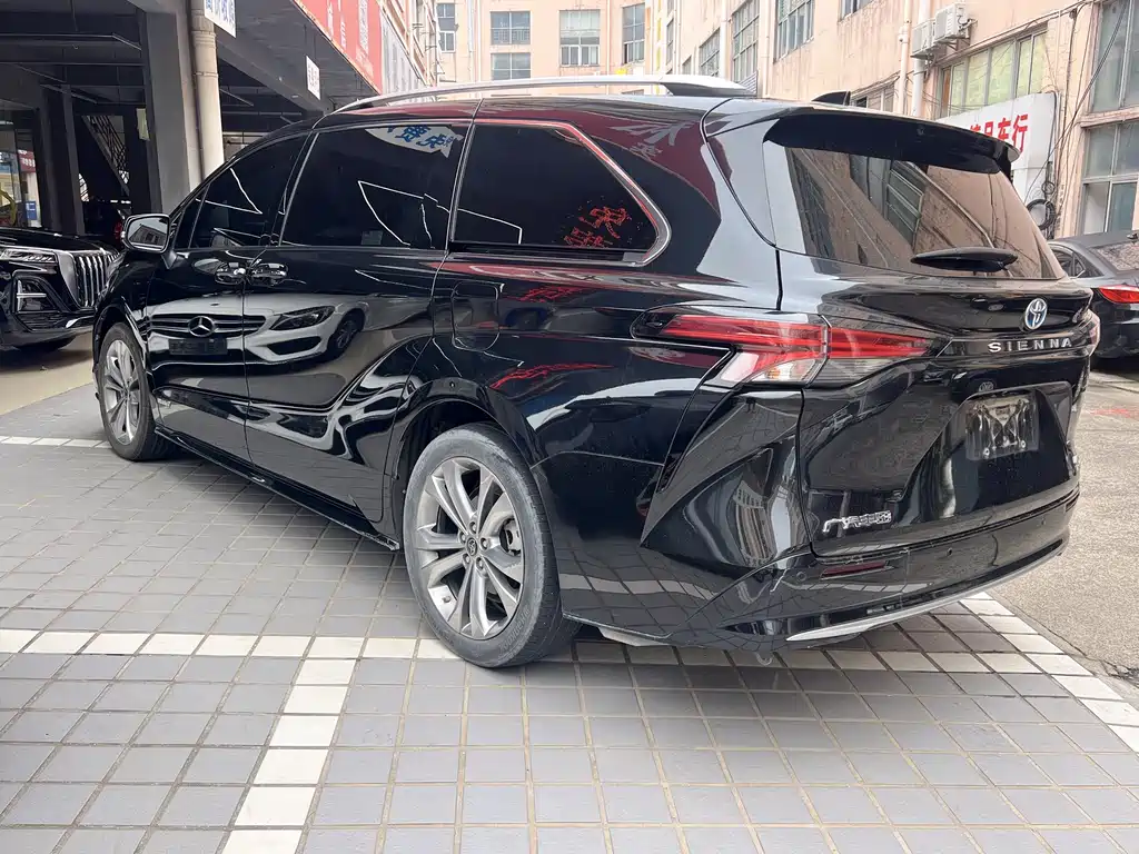 Toyota Sienna — миниатюра 2