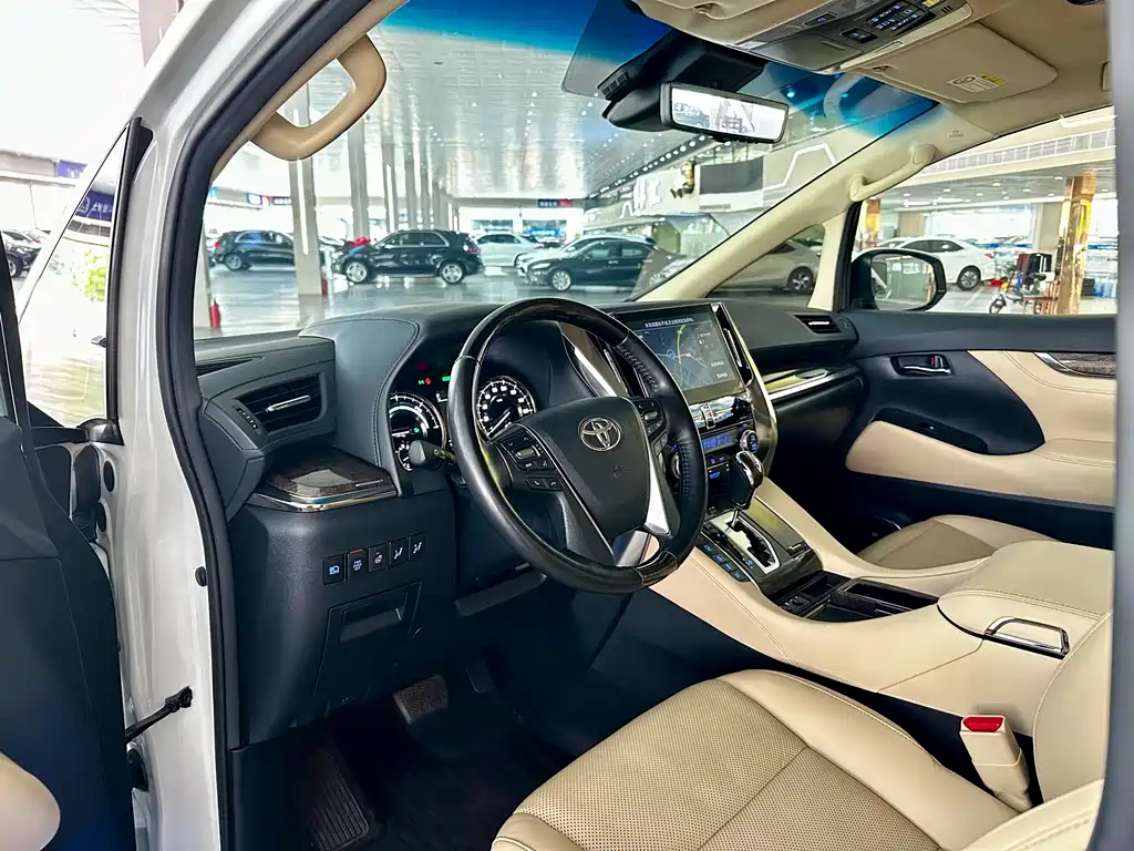 Toyota Alphard — миниатюра 4