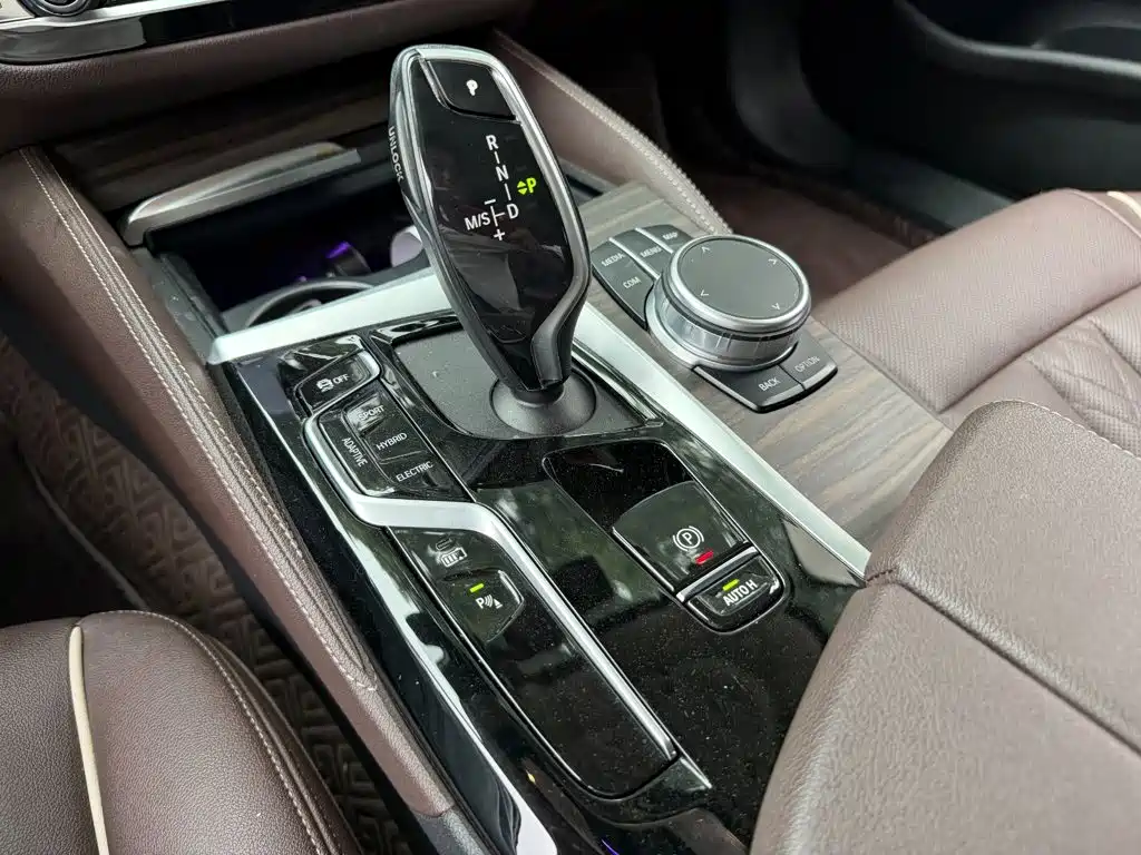 BMW 5 Series New Energy — миниатюра 9