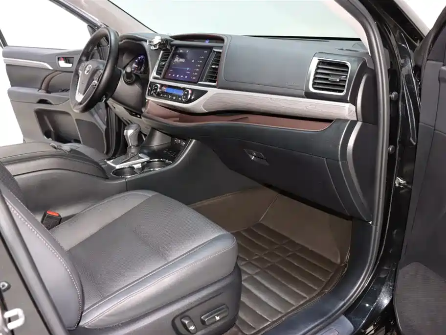 Toyota Highlander 2021 2.0T Luxury 7 мест