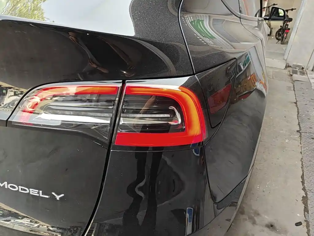 Tesla Model Y — миниатюра 8