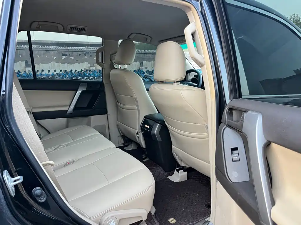 Toyota Land Cruiser Prado 2010 2.7L AT Standard
