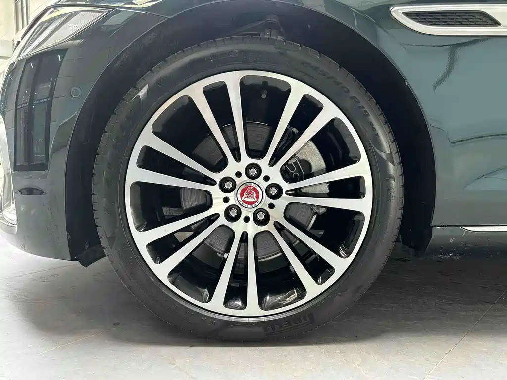 Jaguar XFL — миниатюра 10